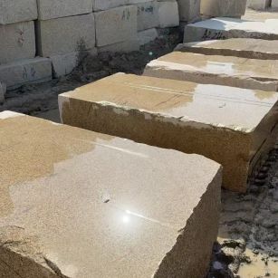 河北 黄金麻方料堆场洗料分选中，原材料充足