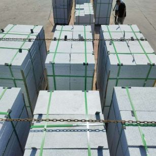 河北 芝麻白花岗岩5公分地铺石 花岗岩厂家工厂装车日常