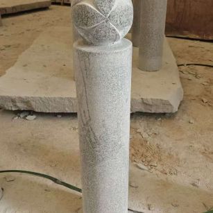 河北 芝麻白花岗岩石材挡车石柱、停车柱、圆柱挡车柱、方柱挡车柱等