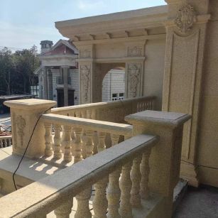 河北 黄金麻别墅外墙干挂雕花配合阳台栏杆花瓶柱