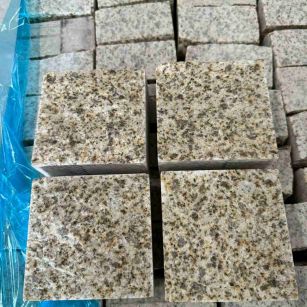 河北 黄金麻花岗岩自然面小方块，弹石，马蹄石等