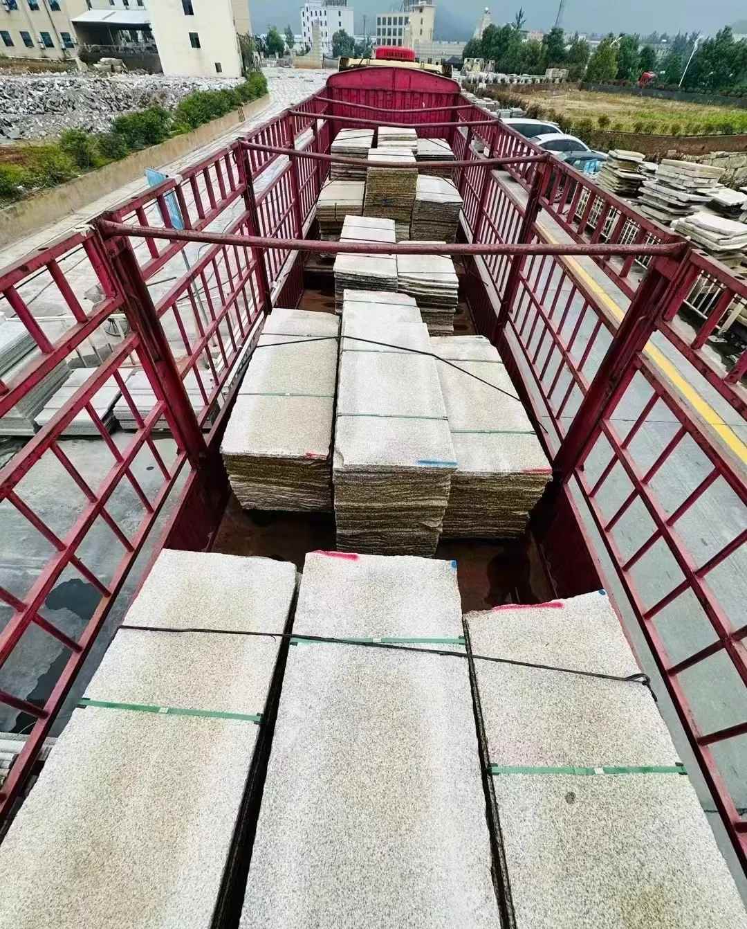 河北 黄金麻花岗岩荔枝面，光面毛板装车完成