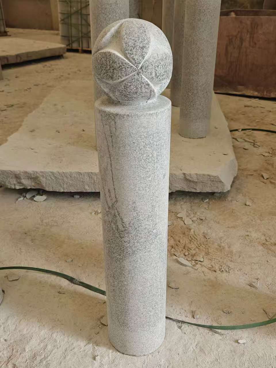 河北 芝麻白花岗岩石材挡车石柱、停车柱、圆柱挡车柱、方柱挡车柱等