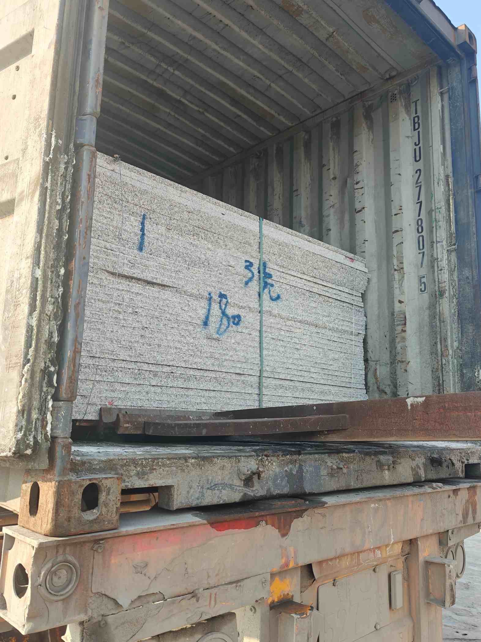 河北 芝麻白花岗岩石材3.0公分光面毛板装柜出货