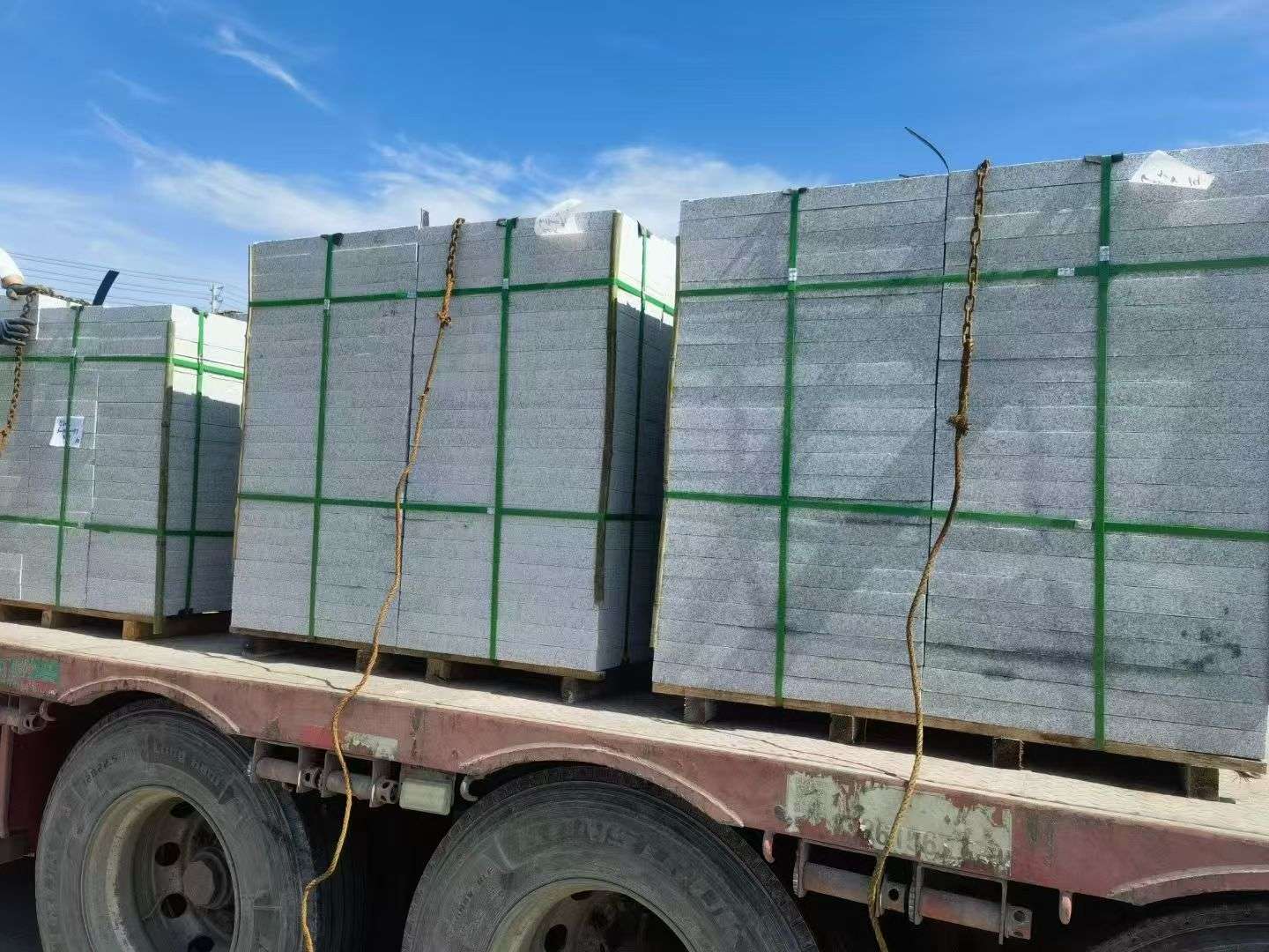 河北 芝麻白花岗岩地铺石装车日常