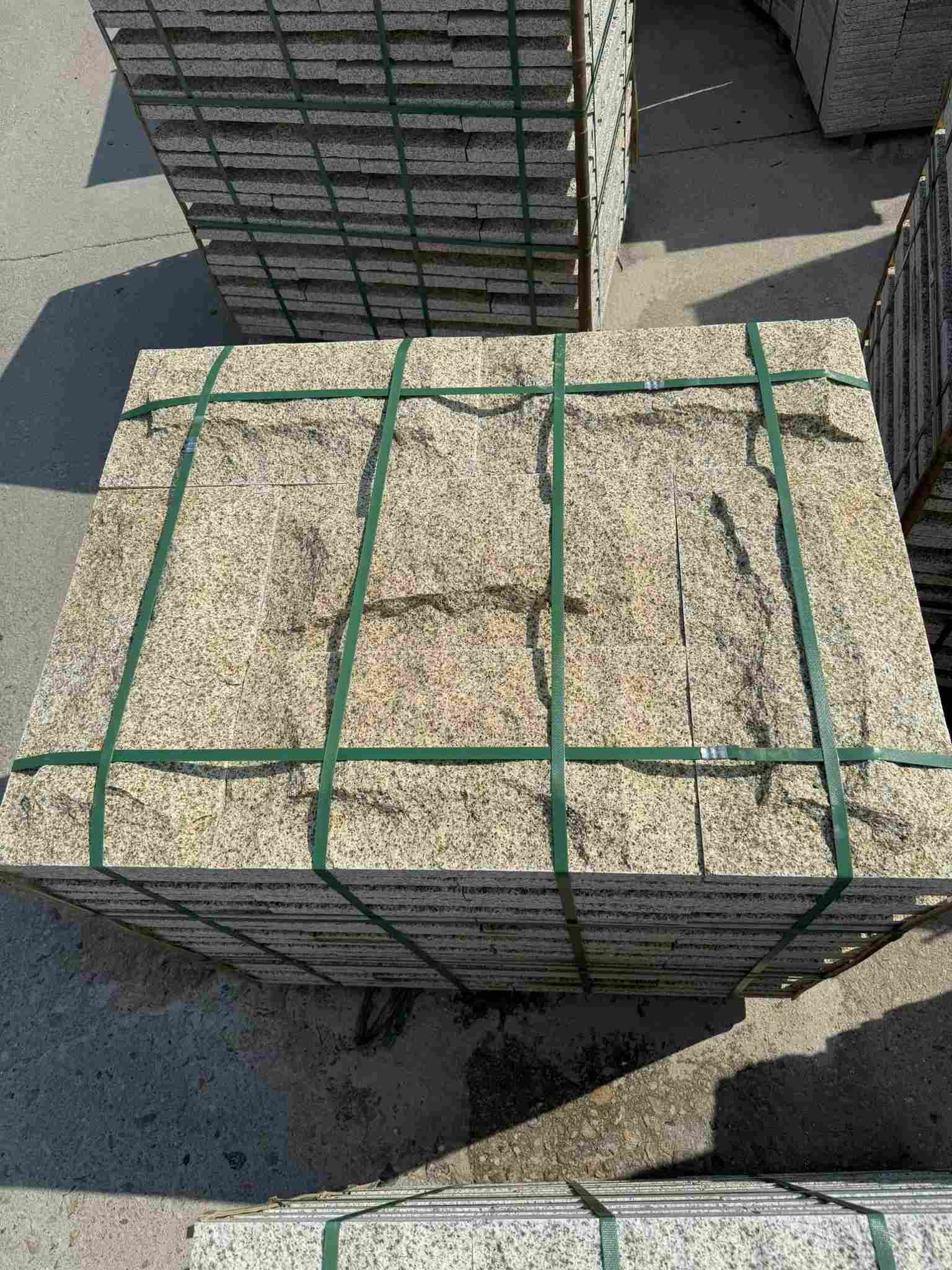 河北 黄金麻花岗岩石材自然面蘑菇石成品