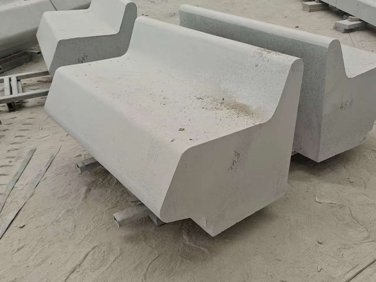 河北 芝麻白花岗岩异形坐凳，石凳