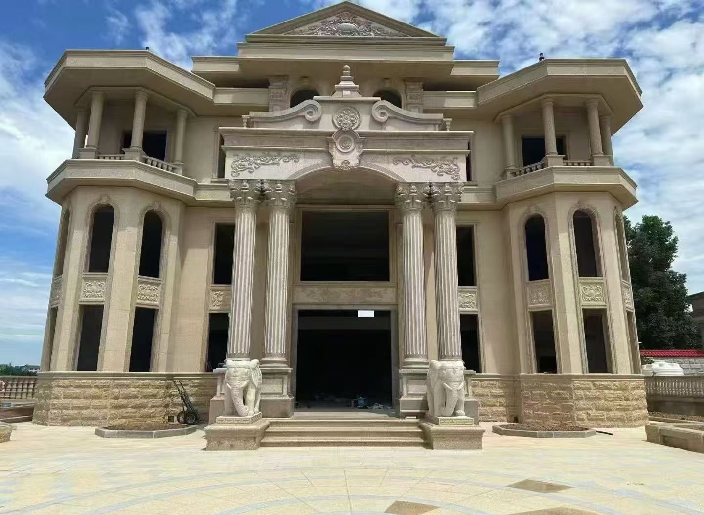 河北 黄金麻别墅外墙干挂，大柱，大象，蘑菇石，雕花板