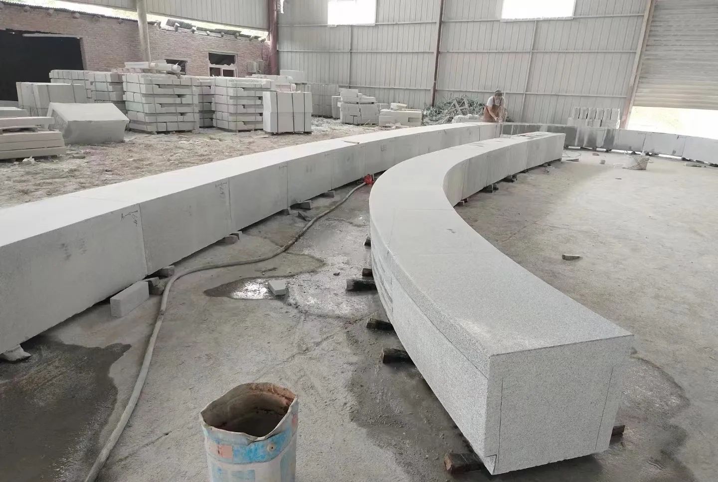 河北芝麻白花岗岩石板材 园林光面弧形坐凳