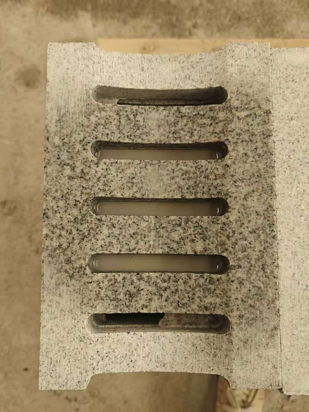 河北 芝麻白拉丝面花岗岩U型开槽排水槽