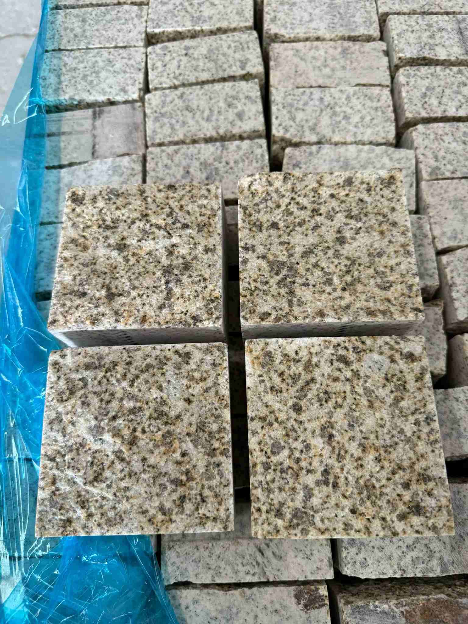 河北 黄金麻花岗岩自然面小方块，弹石，马蹄石等