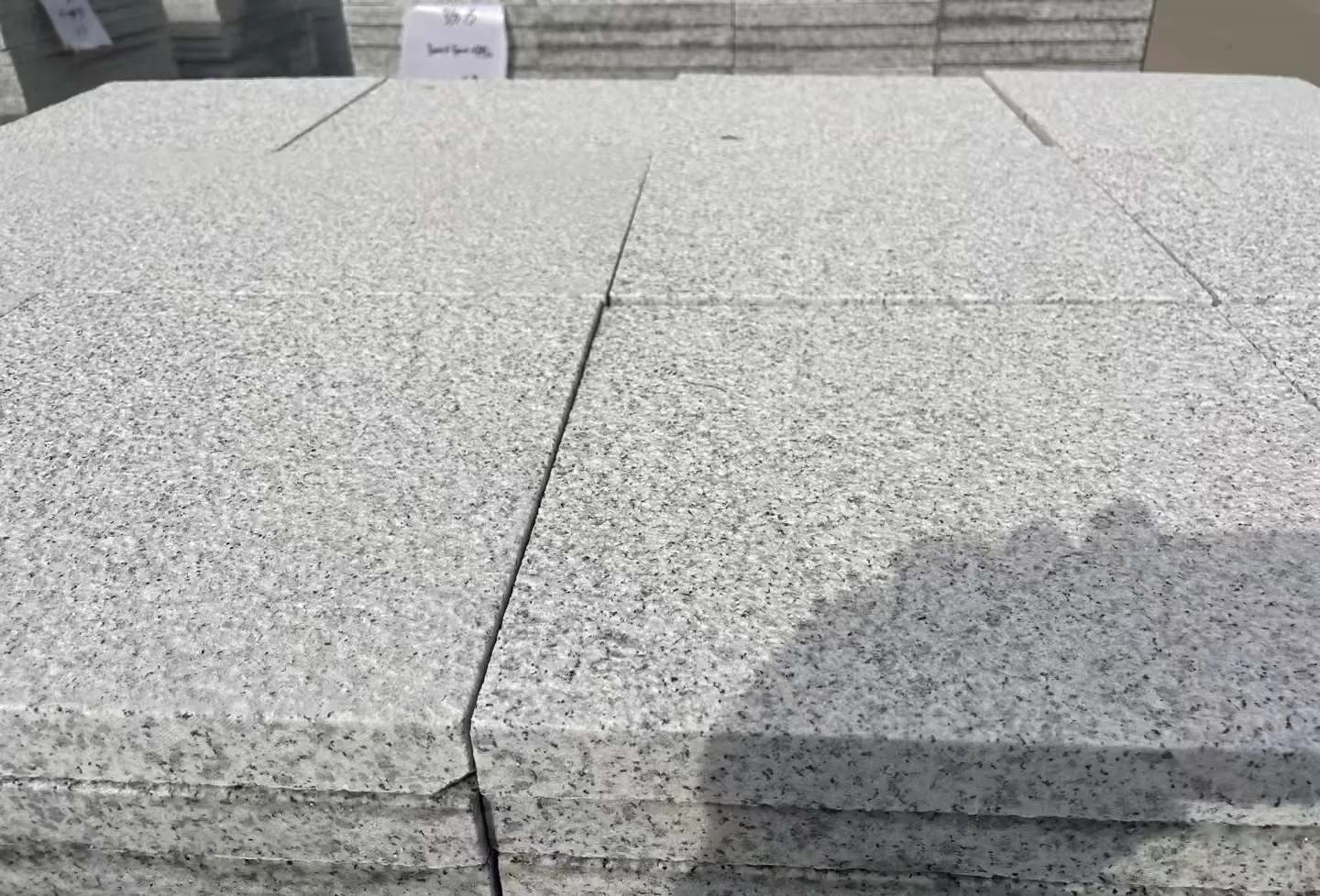 河北 白麻花岗岩石材推荐 荔枝面地铺石