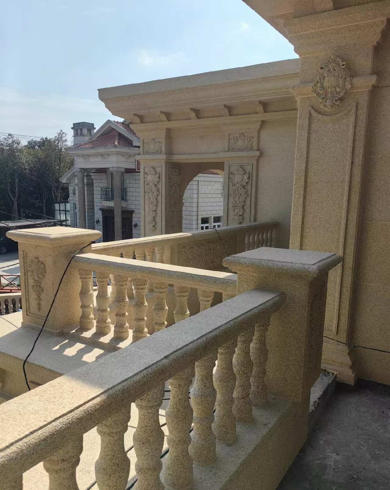 河北 黄金麻别墅外墙干挂雕花配合阳台栏杆花瓶柱