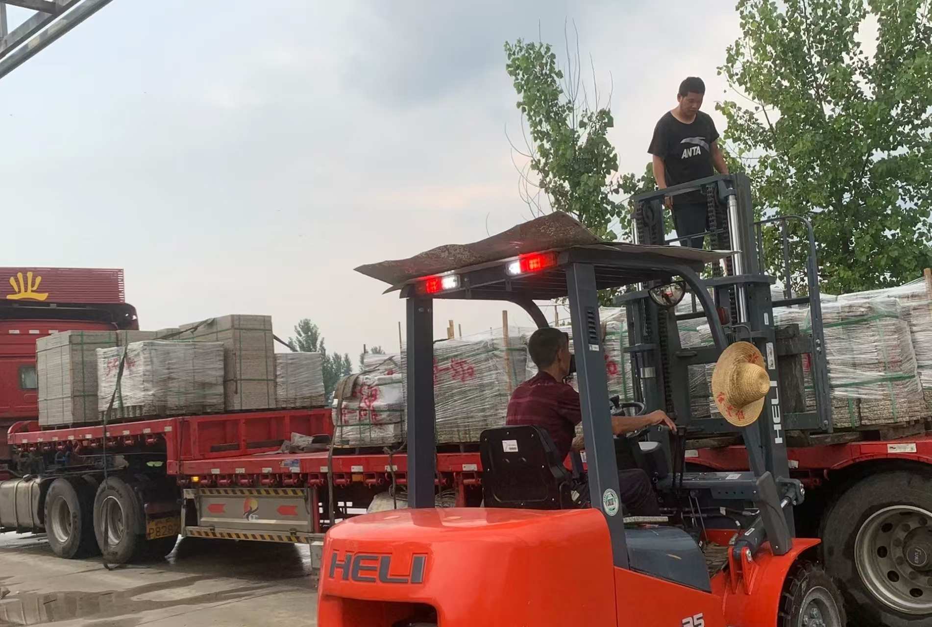 河北 黄金麻冰裂纹，地铺石装车