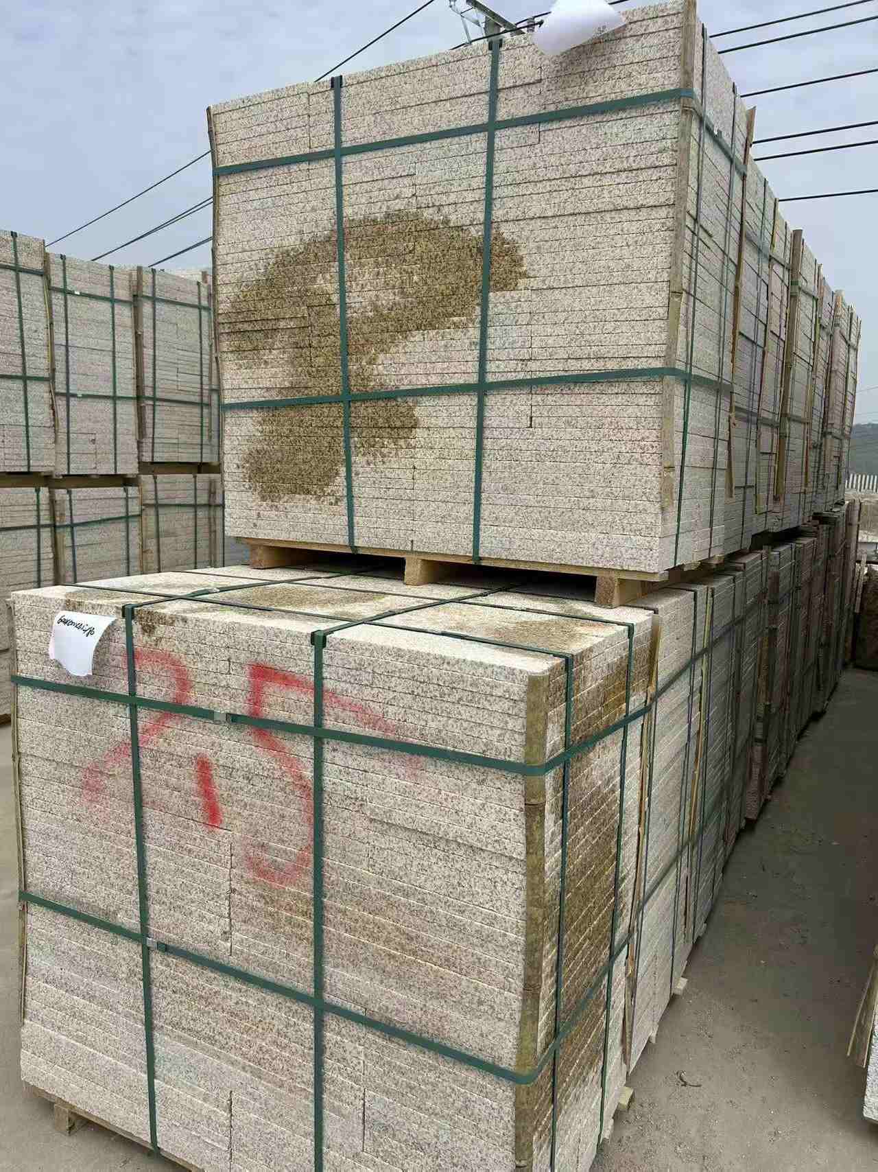 河北 黄金麻花岗岩石材荔枝面地铺石2.5*300*600