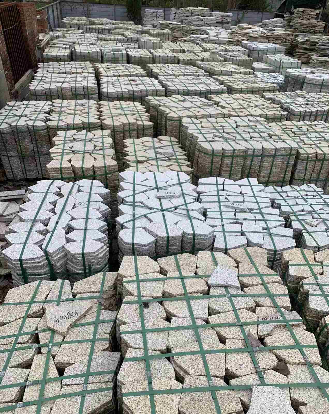 河北 黄金麻白麻花岗岩荔枝面地铺石(冰裂纹)