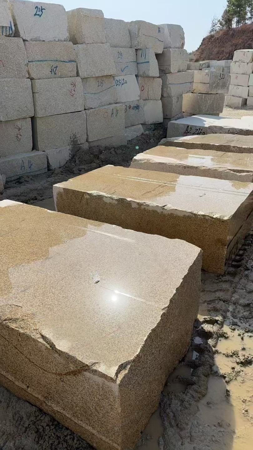 河北 黄金麻方料堆场洗料分选中，原材料充足