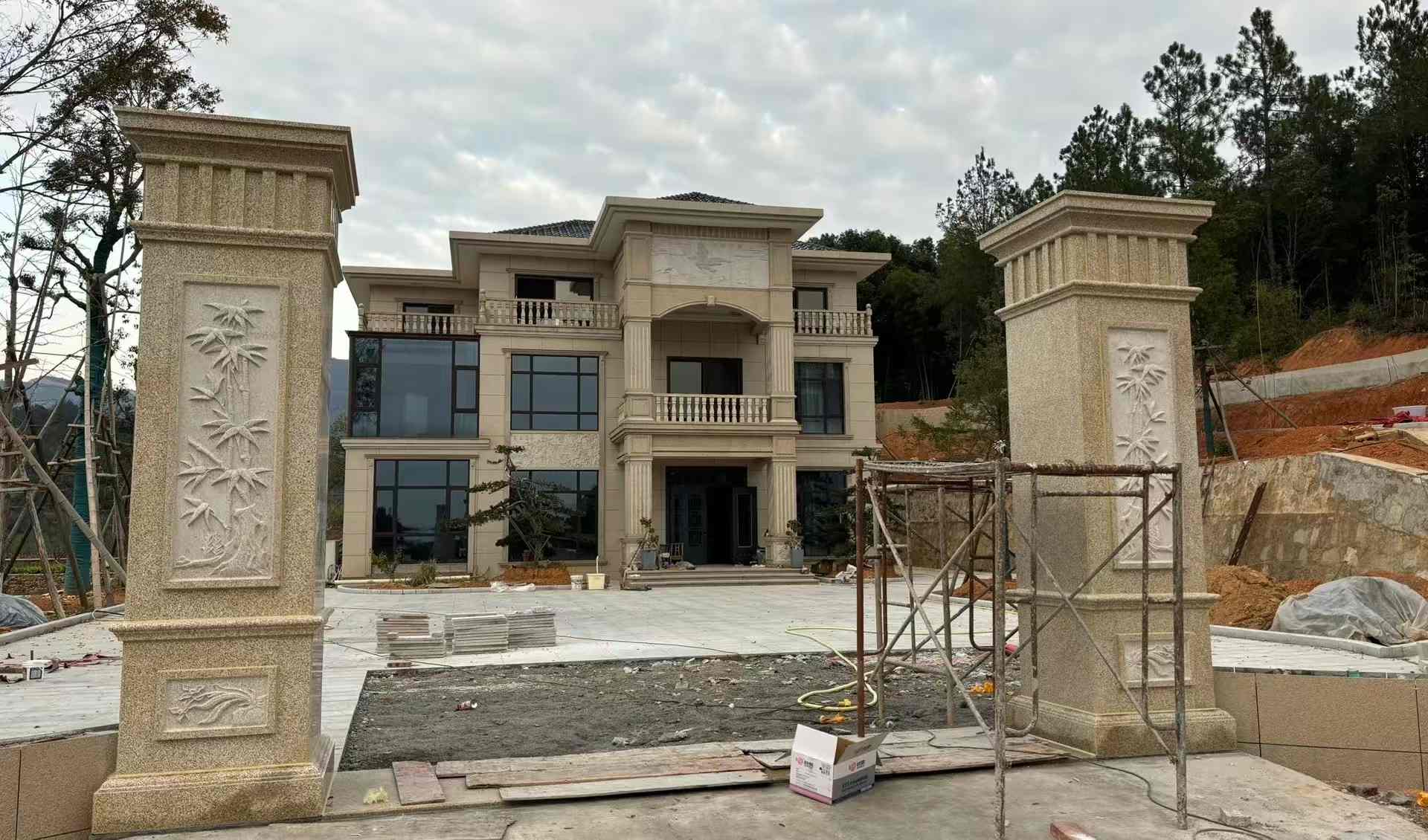 河北 黄金麻花岗岩别墅雕花外墙干挂配上门口雕花罗马柱